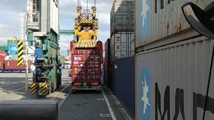 Погрузка контейнера в порту,caricare il container,...loading container