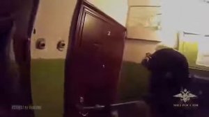 Омон врывается в квартиру