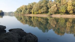 Хорошее место для отдыха на камушках, река ,,Протока,, в городе Славянск-на-Кубани.