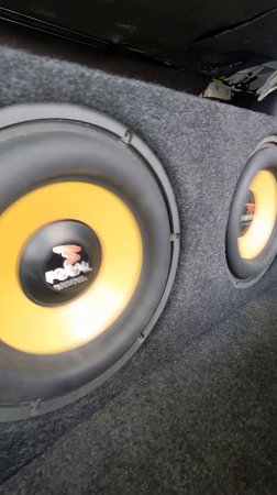 Два редких сабвуфера Focal 27 KX в Хендай Акцент