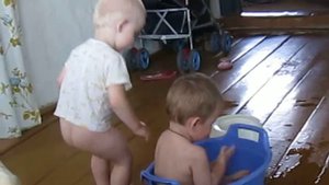 Два брата купают друг друга!!!