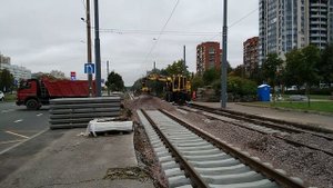 Утрамбовывание путей щебнем и выгрузка щебня самосвалом