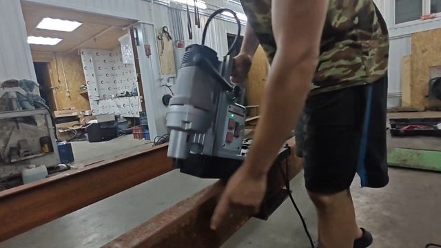 Станина для сверления рамы магнитным сверлильным станком. смотреть онлайн