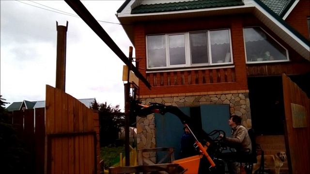 вкалывают роботы мини погрузчик..