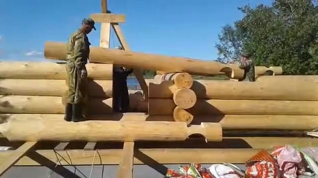 Видео репортаж поднятие брёвен тельфером (электрическая  лебёдка).