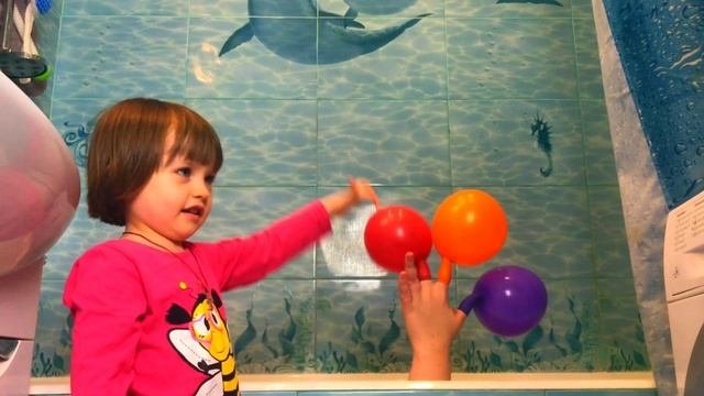 Таня играет с шариками. Изучает цвета. Лопает шары