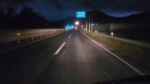 Поездка под сильным ливнем по шоссе в Южной Корее