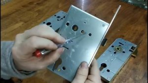 Переворачиваем защелку врезного замка
