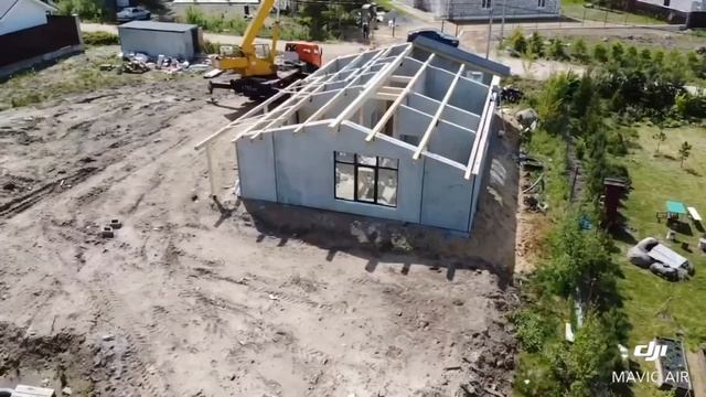 Сборка домокомплекта Pollo 1 из трехслойных железобетонных панелей.