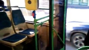 Автобус едет с открытими дверьми. Москва. 19.02.2019