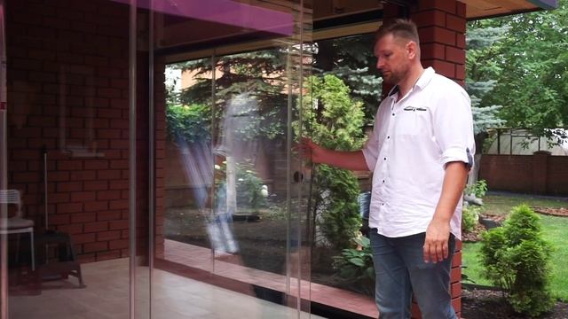 Антимоскитная сетка плиссе с безрамным остеклением.