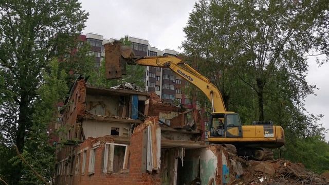 Ломают кирпичный дом экскаватором Komatsu (4K)