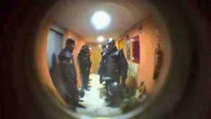 В дверь звонят люди в форме. Что делать?