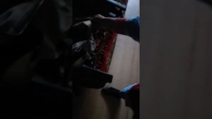 Бабка ломает дверь в комнату