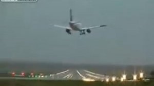 Посадка самолета при сильном ветре