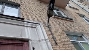 Жуткий СКЗР у входа в подъезд старой пятиэтажки Республиканская 18к1, Малая Охта