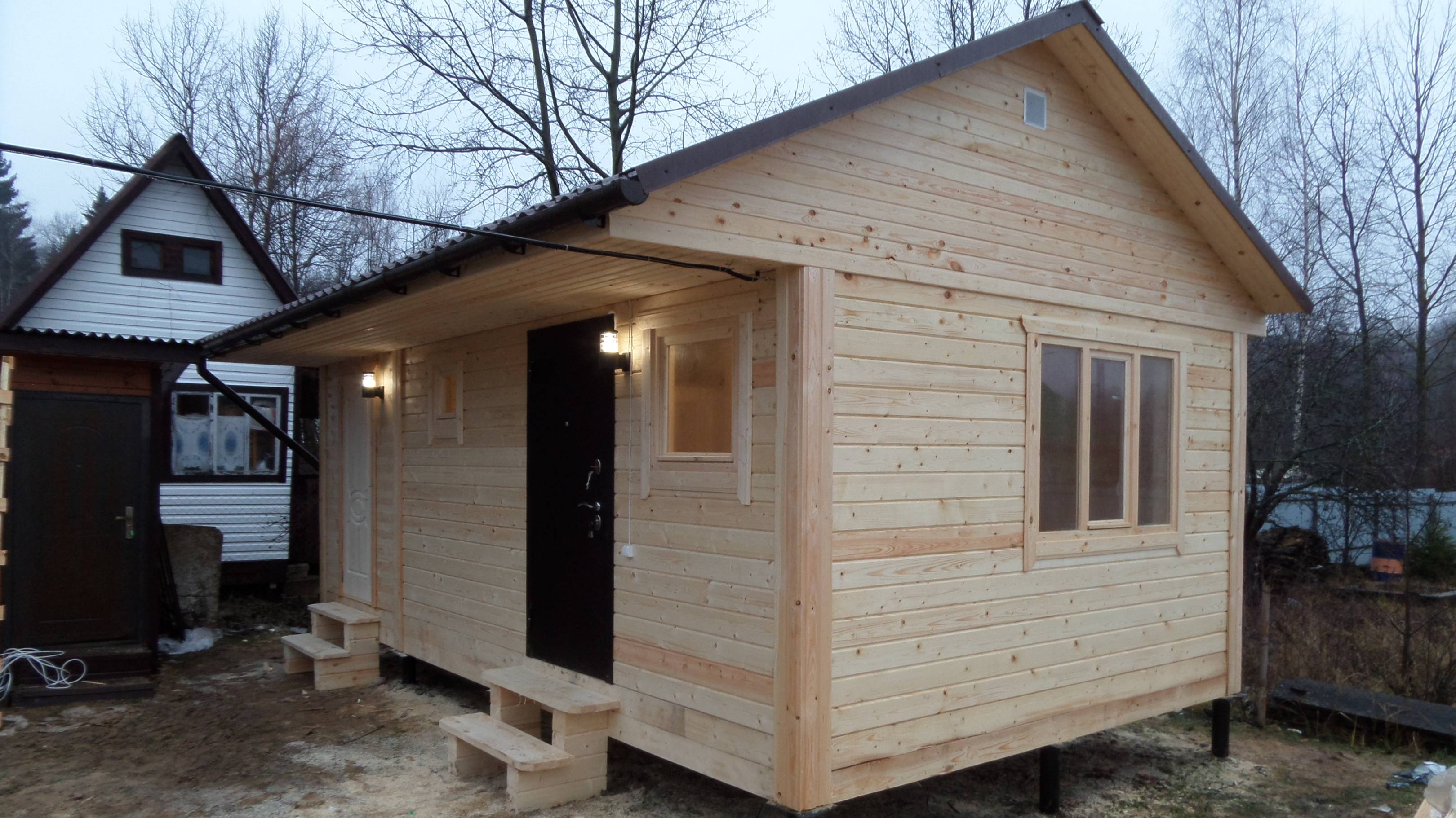 Баня из бруса с сараем