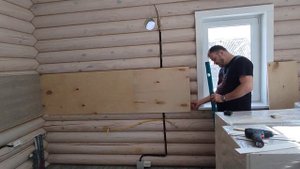 Как правильно смонтировать стеновую панель в доме из бревна!