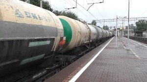 Электровоз ВЛ11-118 (ТЧЭ-1) с грузовым поездом.