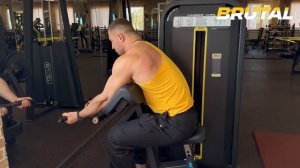 Бицепс-машина сидя