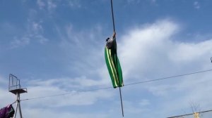 Скачет в мешке на канате! Дагестанские канатоходцы
