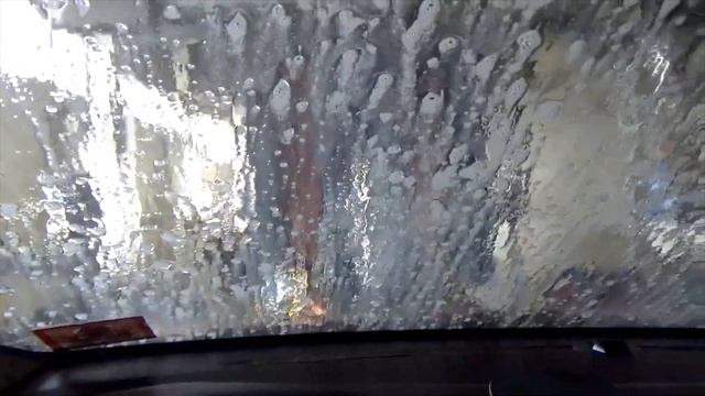 Bubbling car wash. Мойка машины с пузырями.