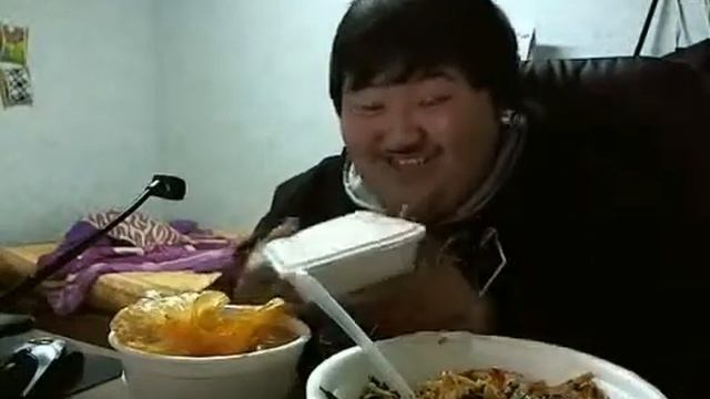 Чувак по имени PSY, смешно кушает =3 [Original] смотреть онлайн