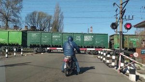 "Карантин. Из окна машины" Электровоз ВЛ11.8-641 с грузовым поездом на станции Изюм