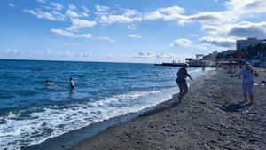 Бархатный сезон в Крыму Центральный пляж Алушты начало октября 2024