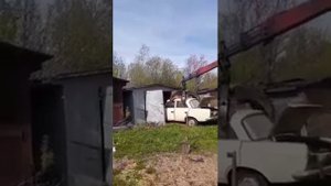 Ломовоз грузит Москвич 412