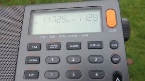 XHDATA D-808 vs Tecsun PL-880 internal antenna comparison - 11725 kHz Radio New Zealand Int