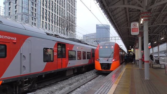 "Две подряд" ЭС2Г-083, и ЭС2Г-075. Прибывают и отправляются со станции Ботанический - сад. смотреть онлайн