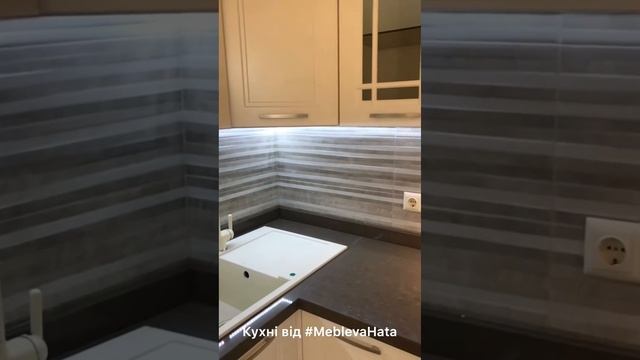 Огляд кухні #5 | Кухня в стилі неокласика з інтегрованою вітриною смотреть онлайн