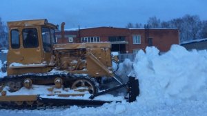 Т170 разгребает снежный завал / tractor cleans snow