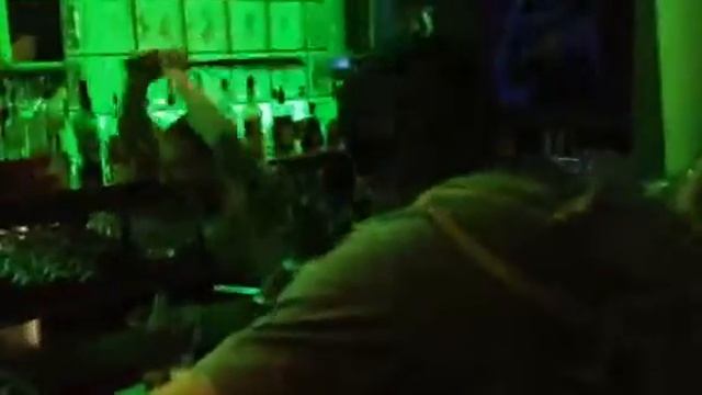 Коктейль в хлам . Неимоверная радость бармена смотреть онлайн