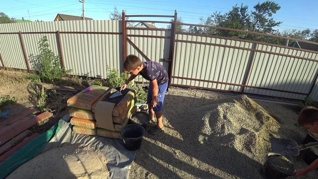 ЗАЛИВАЕМ БЕТОНОМ ПОЛ/САМАЯ ПОСЛЕДНЯЯ КОМНАТА/МАЛЕНЬКИЕ ПОМОЩНИКИ В ДЕЛЕ/