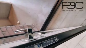 Замок дверной закрывается поднятием ручки вверх