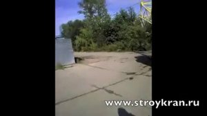 Гусеничный кран МКГ-25.01 парковка задом