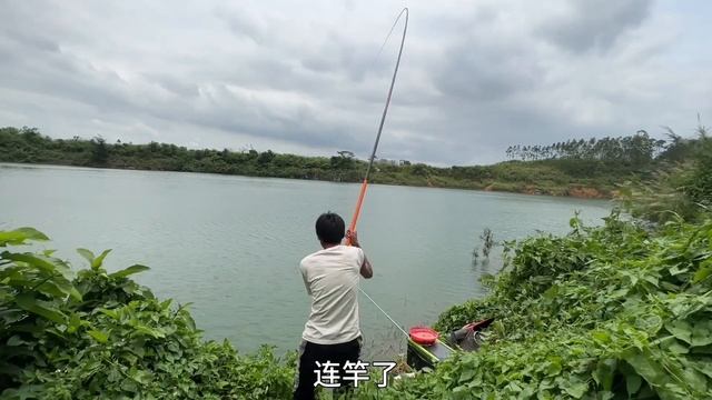 釣魚佬太狠！用八米一螺紋鋼抽鰱鳙！遛魚是根本不存在的！開開心心加餐！【野釣長空】