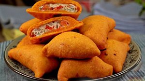 Вмешаем в тесто тёплые оттенки - для вкуса и цвета.
ТОМАТНАЯ САМСА С ФАРШЕМ С ОВОЩАМИ