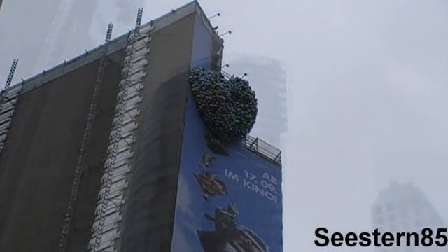 Potsdamer Platz Berlin Busse Bahnen Leute смотреть онлайн