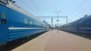 ЧС4т-599 с поездом Минск-Адлер отправляется со станции Минск пасс.