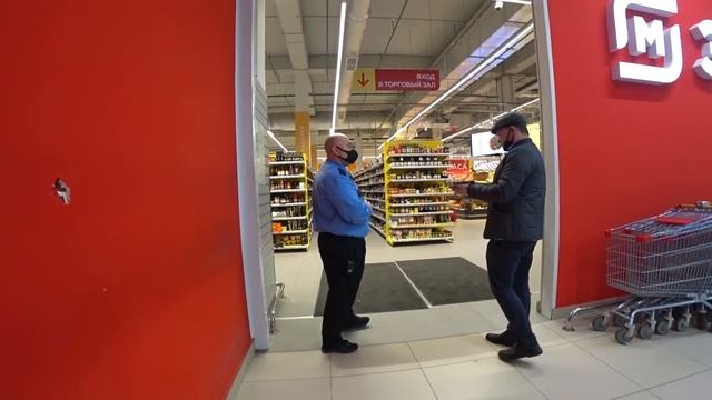 Две тупые кассирши пытаются звать на помощь сторожа Сахиба смотреть онлайн