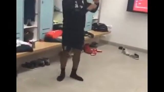 Старридж, Балотелли, Айб и Стерлинг станцевали в раздевалке смотреть онлайн