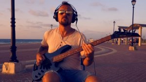 Fredguitarist злобно высекает на бас гитаре