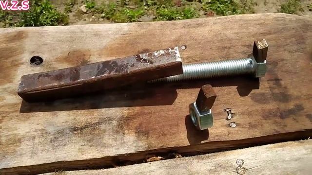 Самый простий, ключ из болта. смотреть онлайн