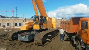 Гусеничный кран Liebherr LTR 1100. Установка мачты на стадионе