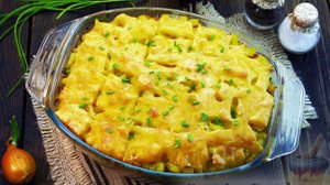 Сочная и с сырной корочкой.
КАРТОФЕЛЬНАЯ ЗАПЕКАНКА С КВАШЕНОЙ КАПУСТОЙ