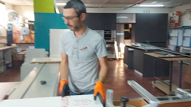 Рабочие моменты раскроя фасада на кухню. смотреть онлайн