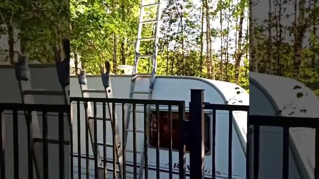 устанавливаю солнечные панели на прицеп.